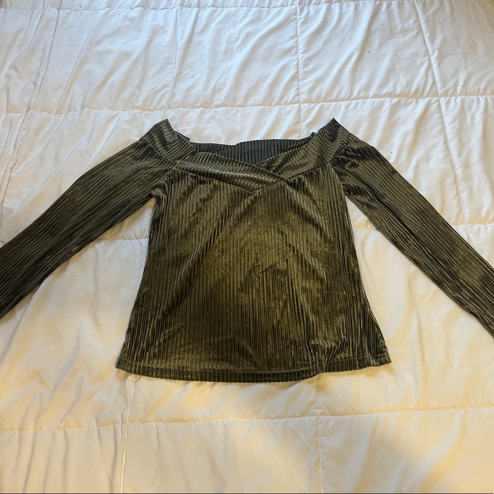 Off the shoulder velvet long sleeve